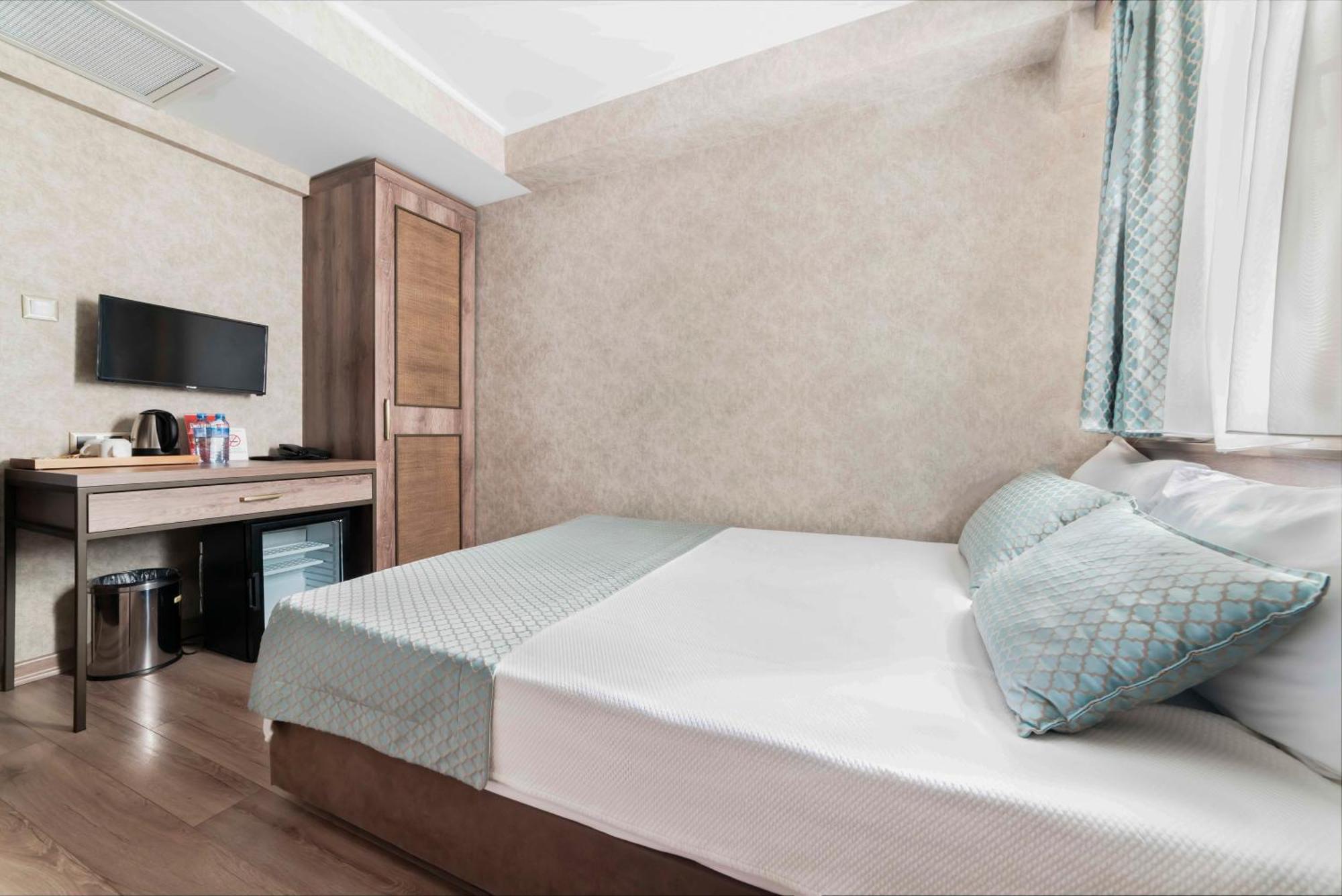 Castle Franco Suites Истанбул Екстериор снимка