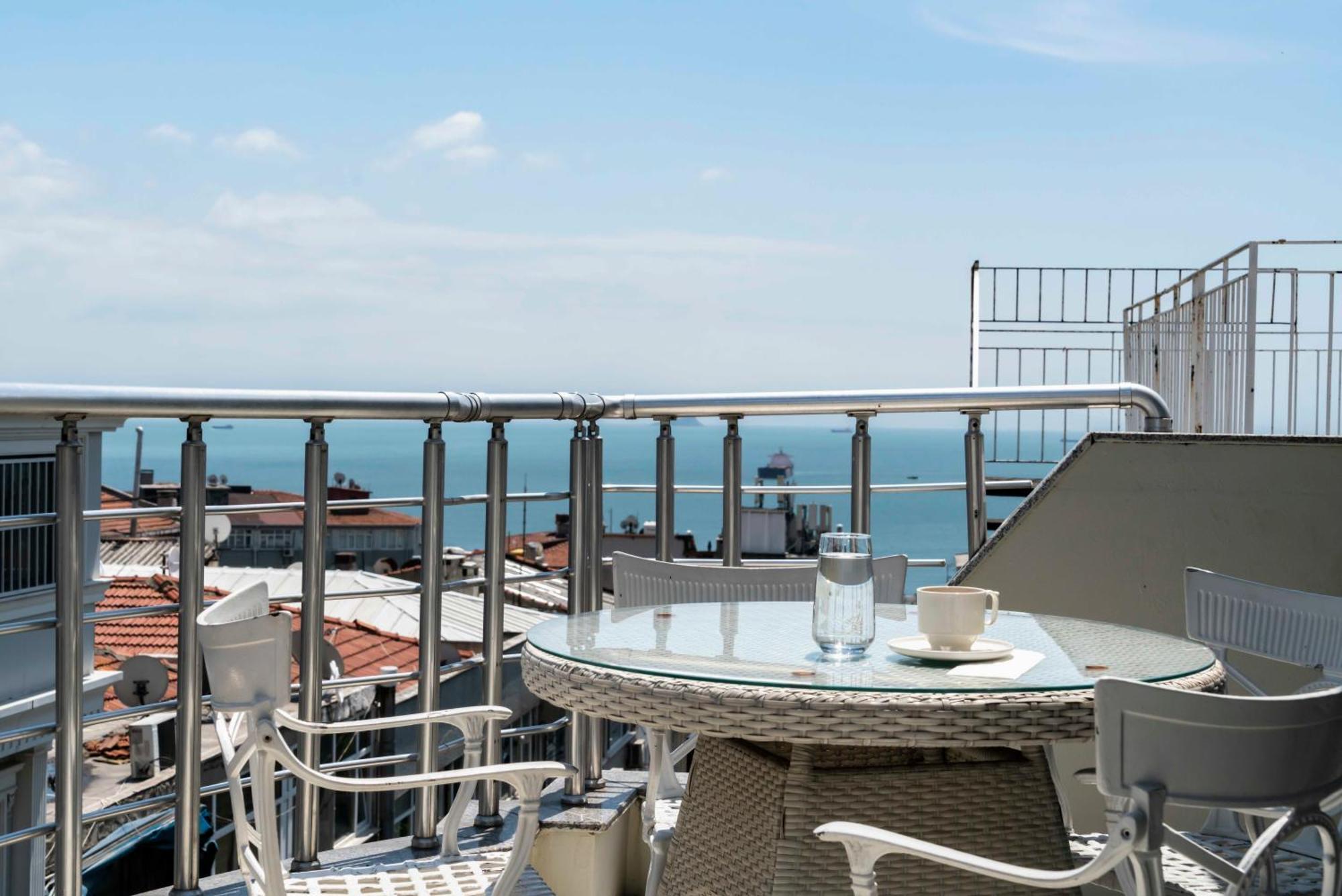Castle Franco Suites Истанбул Екстериор снимка