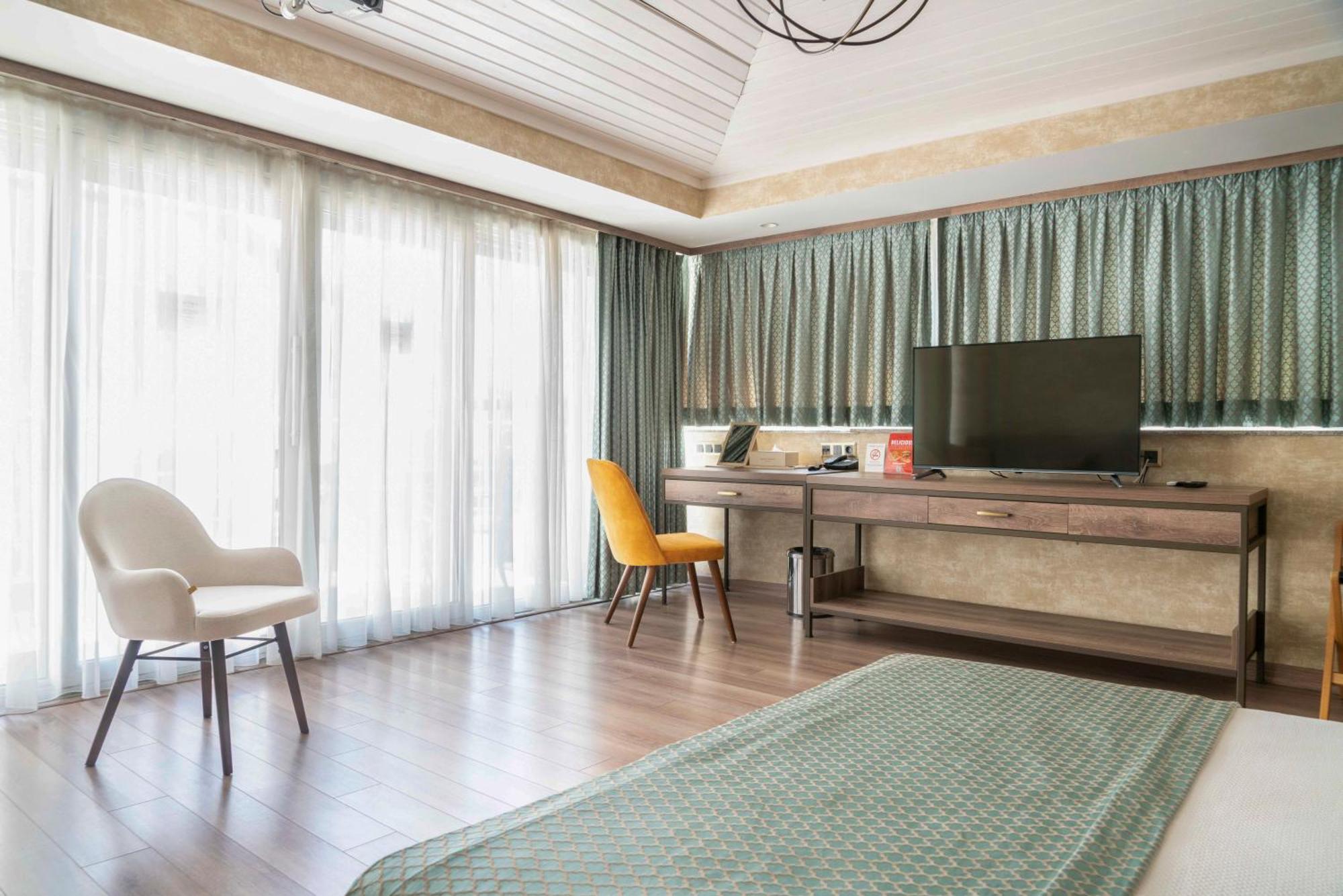Castle Franco Suites Истанбул Екстериор снимка