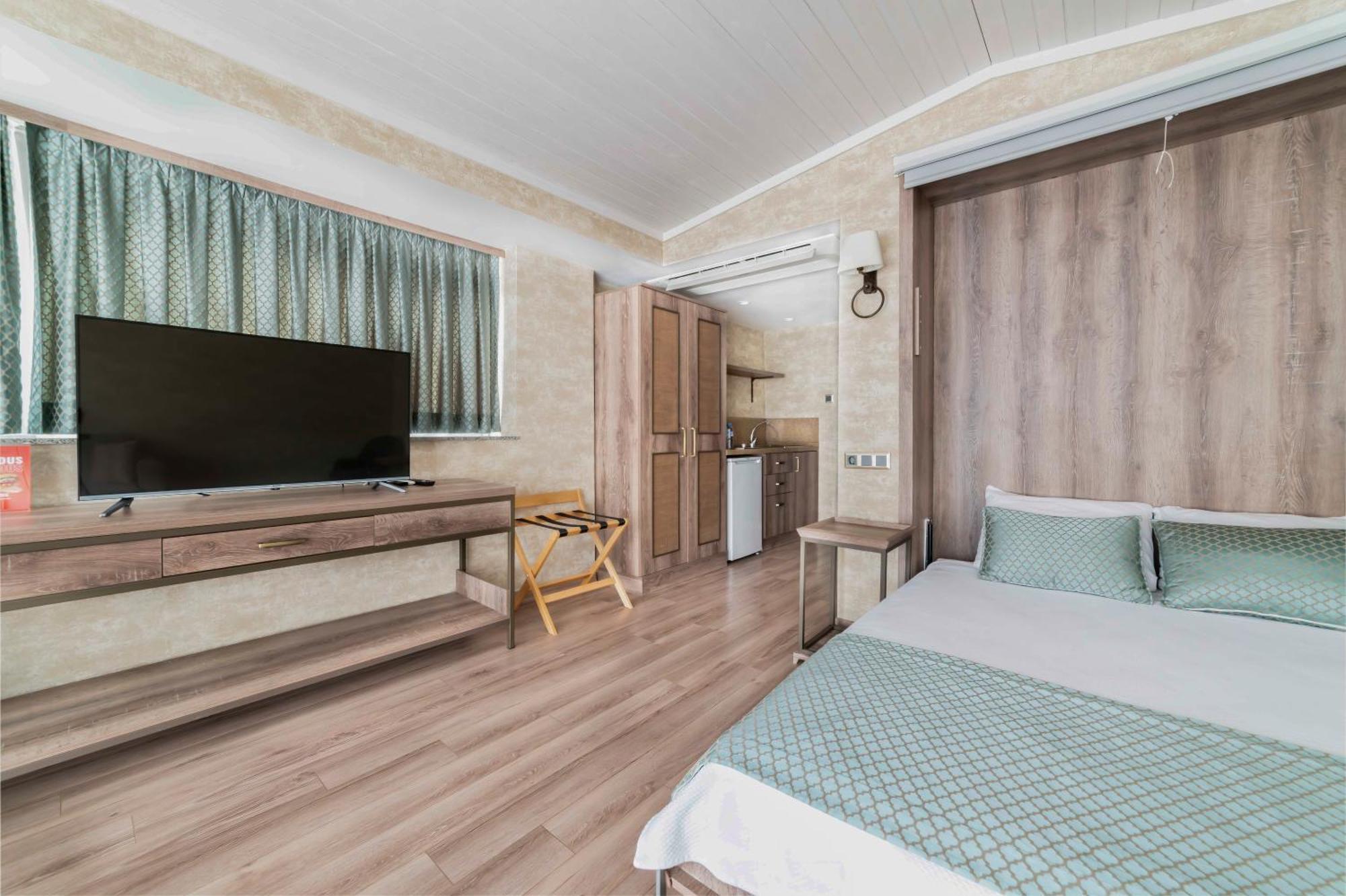 Castle Franco Suites Истанбул Екстериор снимка